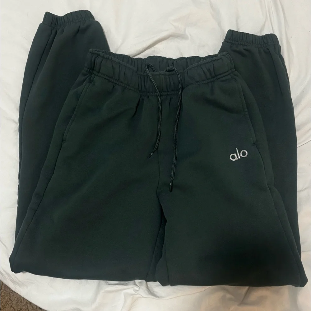 alo yoga accolade cuffed sweats - Picture 2 of 2